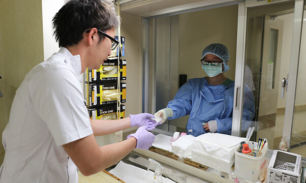 臨床医から検体をお預かりします。