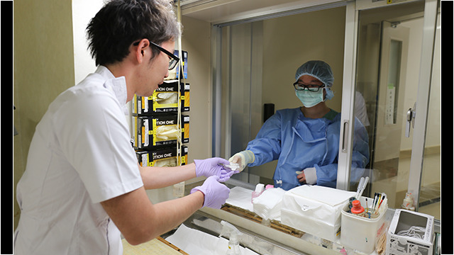 臨床医から検体をお預かりします。