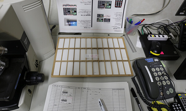 手術室の臨床医に、電話で診断結果を報告します。