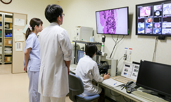 モニターにも顕微鏡画面が写り、学生や研修医と一緒に診断することができます。